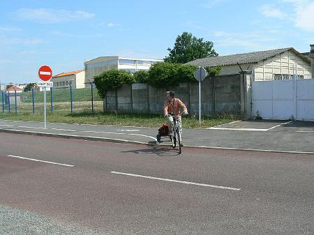 P1070598.JPG - Pas de signalisation ni de directive en sortie de piste, venant de gramont. Comment le cycliste poursuit-il son parcours ? En traversant la voie en site propre pour en rejoindre la file de droite ?