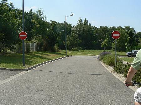 P1070627.JPG - Comment le cycliste va-t-il rejoindre le chemin ?